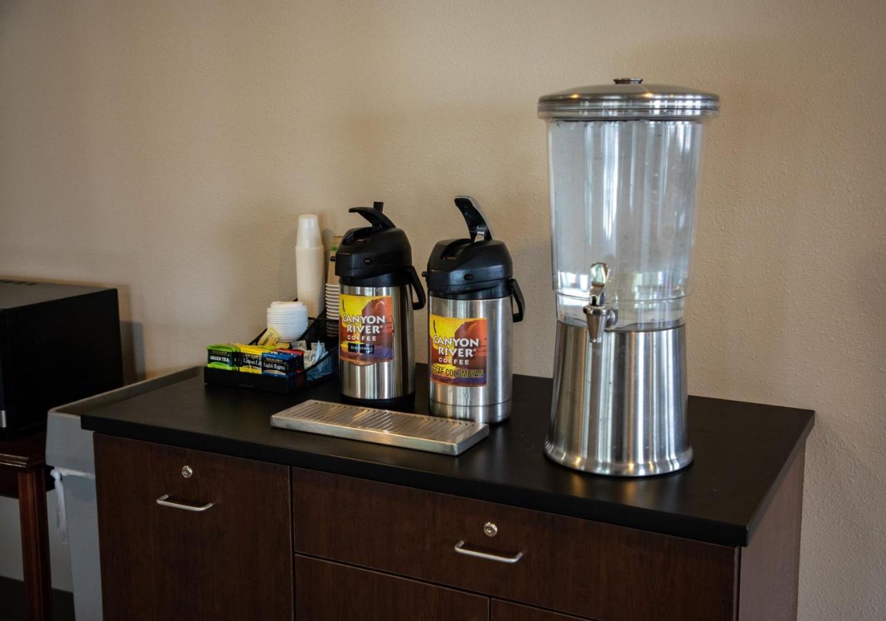 Lomira Inn And Suites 외부 사진