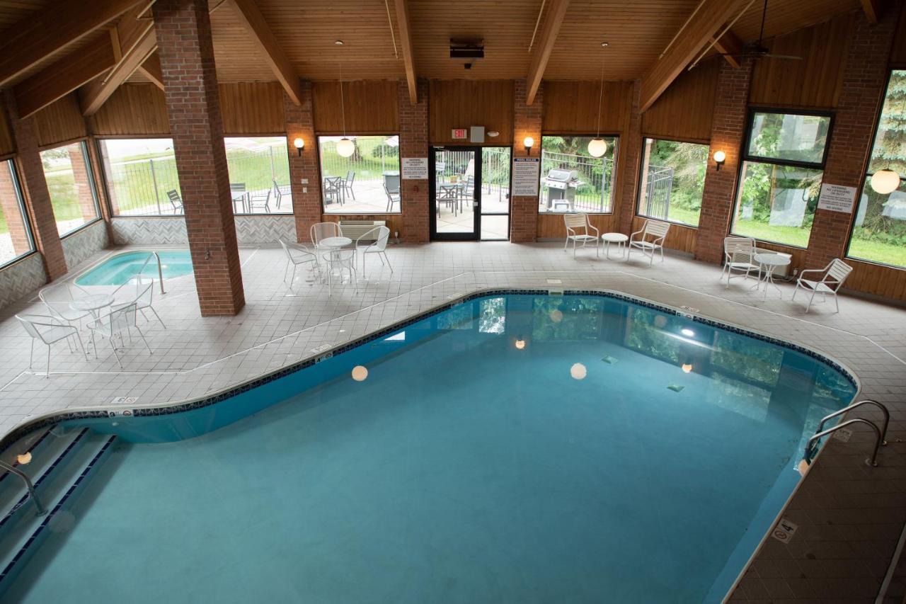 Lomira Inn And Suites 외부 사진