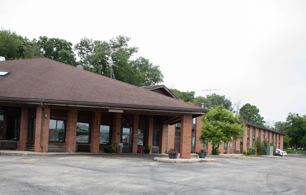 Lomira Inn And Suites 외부 사진