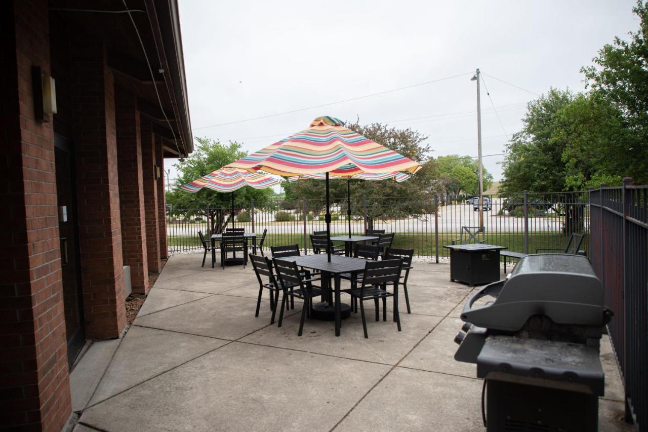 Lomira Inn And Suites 외부 사진