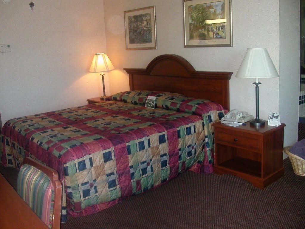 Lomira Inn And Suites 외부 사진