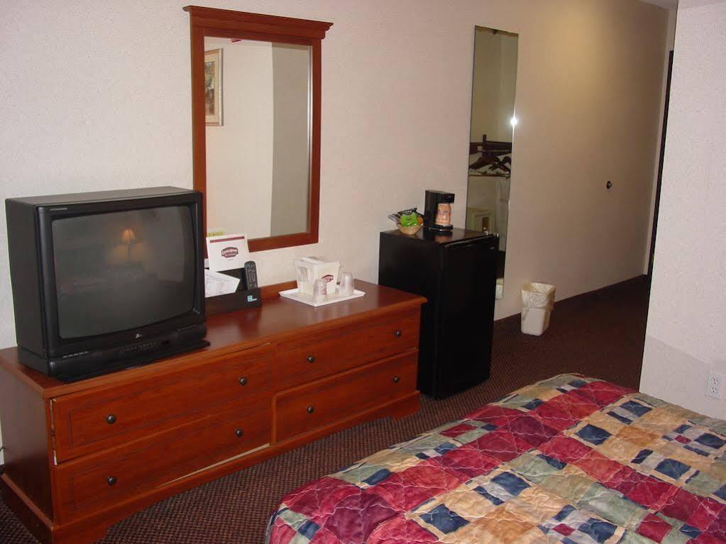 Lomira Inn And Suites 외부 사진