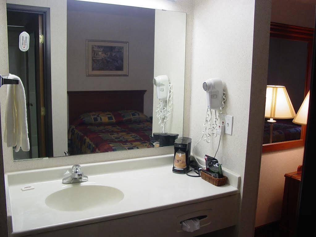 Lomira Inn And Suites 외부 사진